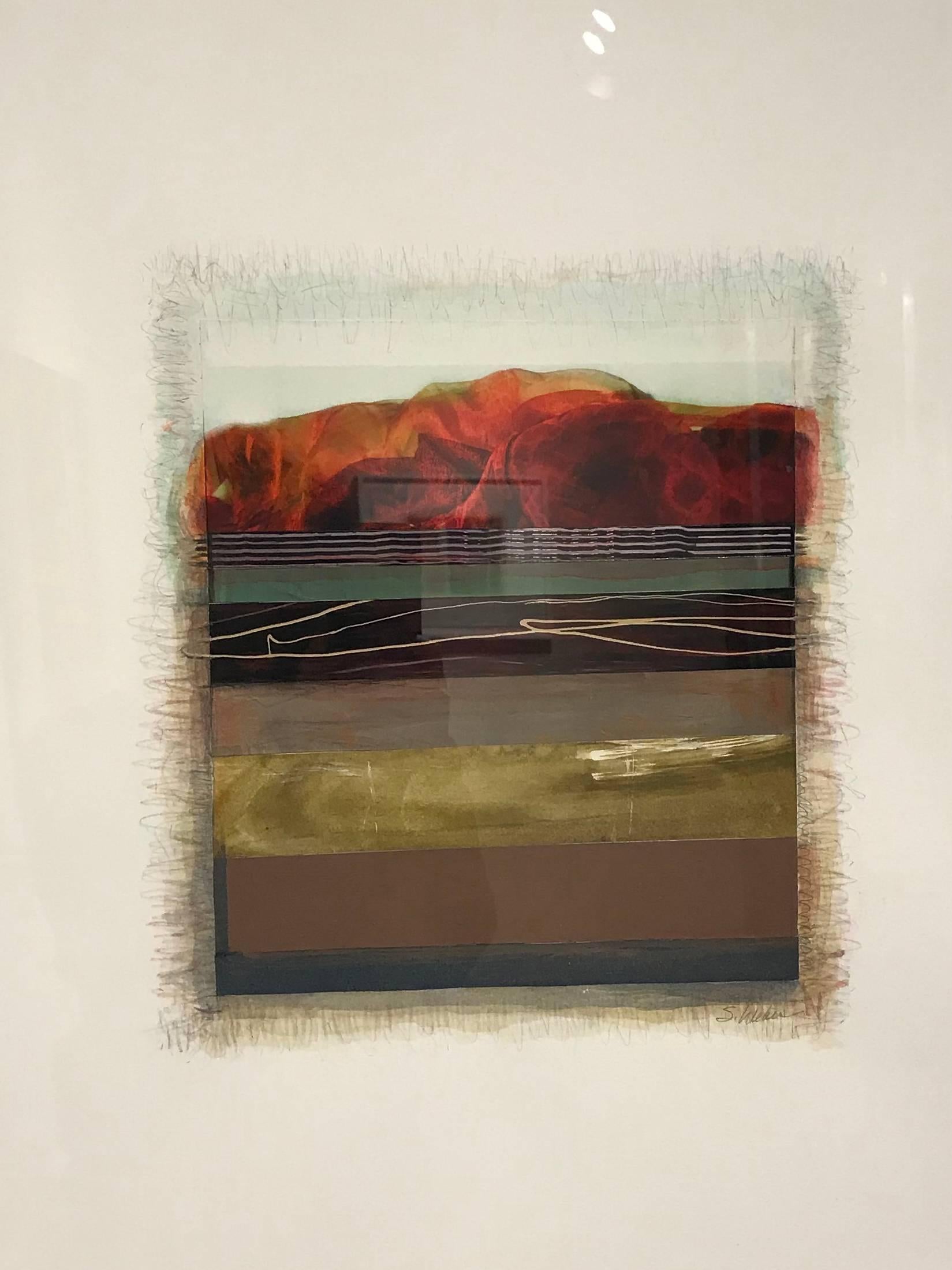 Dieses gerahmte Mixed-Media-Werk auf Papier von Stephanie Weber hebt die Art und Weise hervor, wie das Bild auf das Papier trifft. Die Ränder scheinen sich spiralförmig nach außen zu wölben, wodurch eine reiche Textur entsteht. 

Die kalifornische