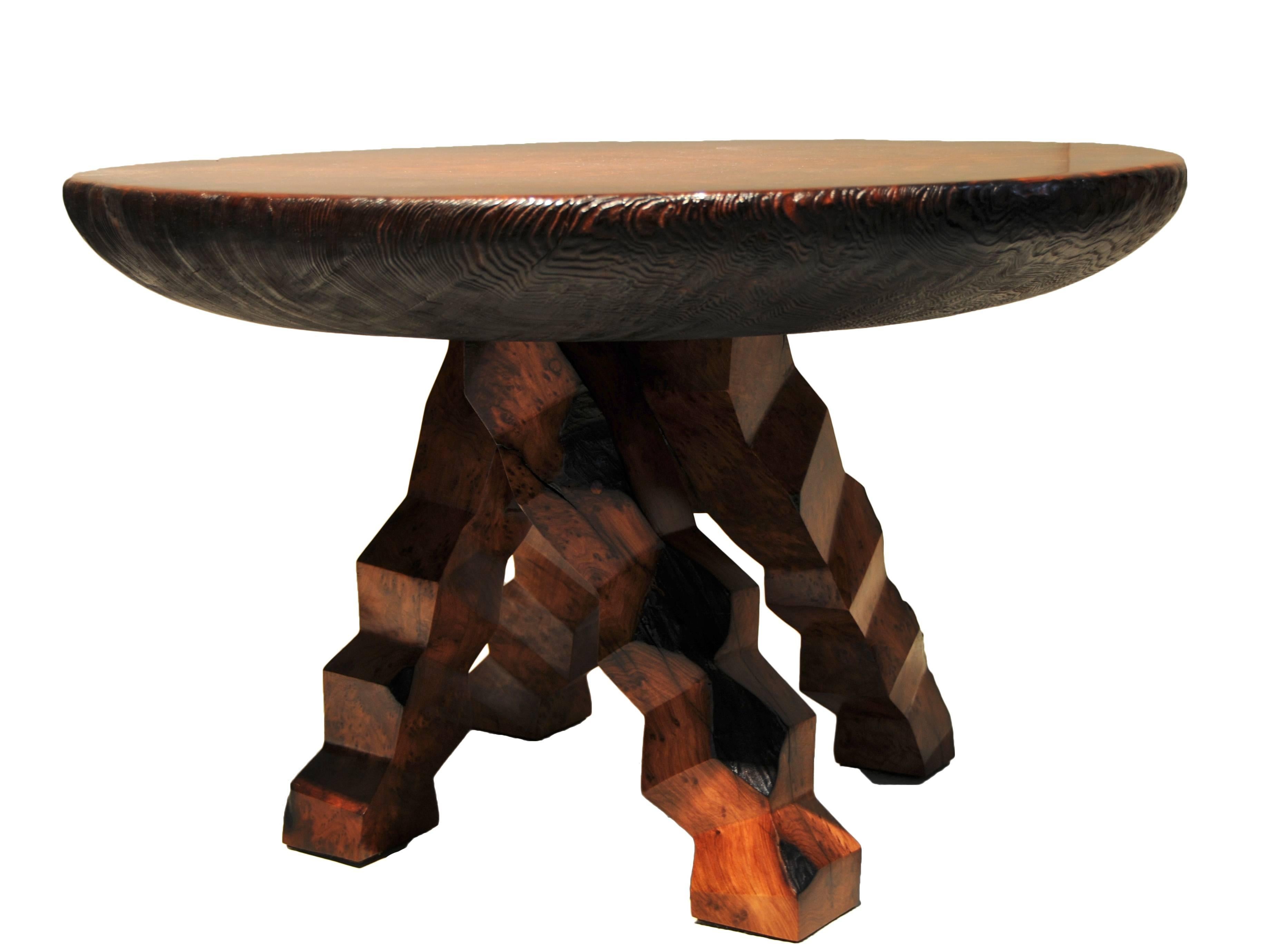 Table en broussin de bois rouge sans titre - Art de Rufus Blunk