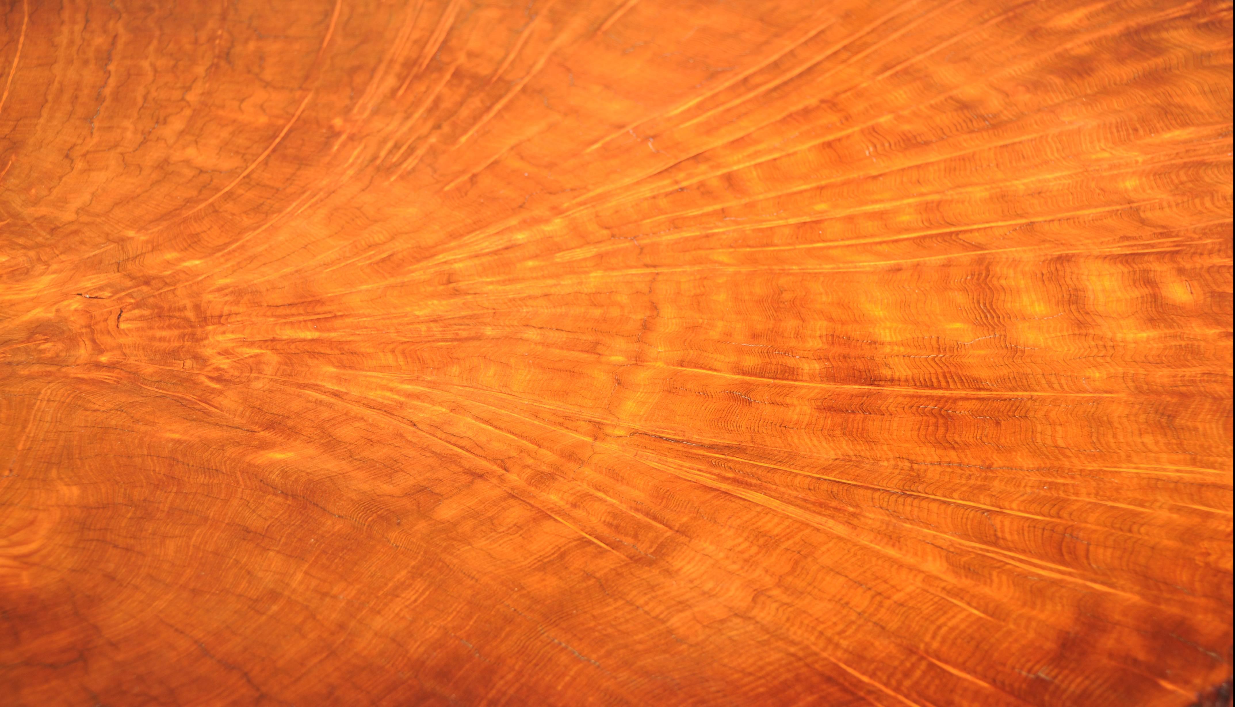 Rare table en loupe de bois rouge de la côte californienne par l'artiste Rufus Blunk.  Le vieux bois provient de la collection de J.B. Blunk, son père.  Signé 