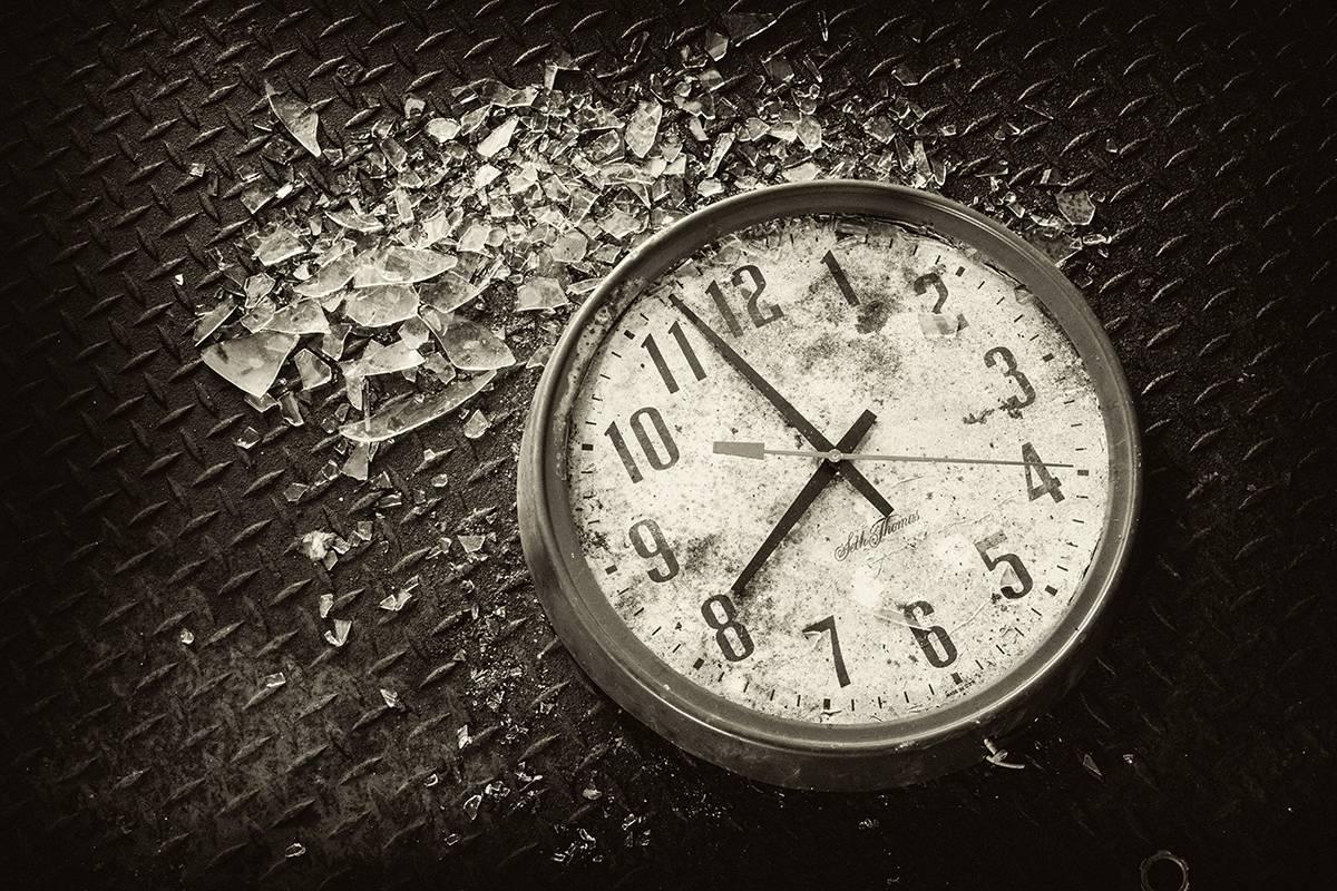 Black and White Photograph de Rebecca Skinner - "El tiempo se detiene", contemporáneo, reloj, abandonado, blanco, negro, fotografía