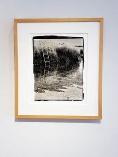 „Ebbe“, zeitgenössische Landschaft, Sumpf, Leiter, Schwarz-Weiß-Fotografie