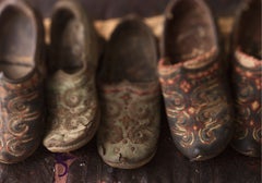 „Abgetragene Schuhe“, Zeitgenössisch, Stillleben, Braun, Digitaldruck, Farbfotografie