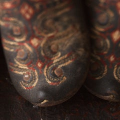 „Abgetragene Schuhe“, Zeitgenössisch, Stillleben, Braun, Digitaldruck, Farbfotografie
