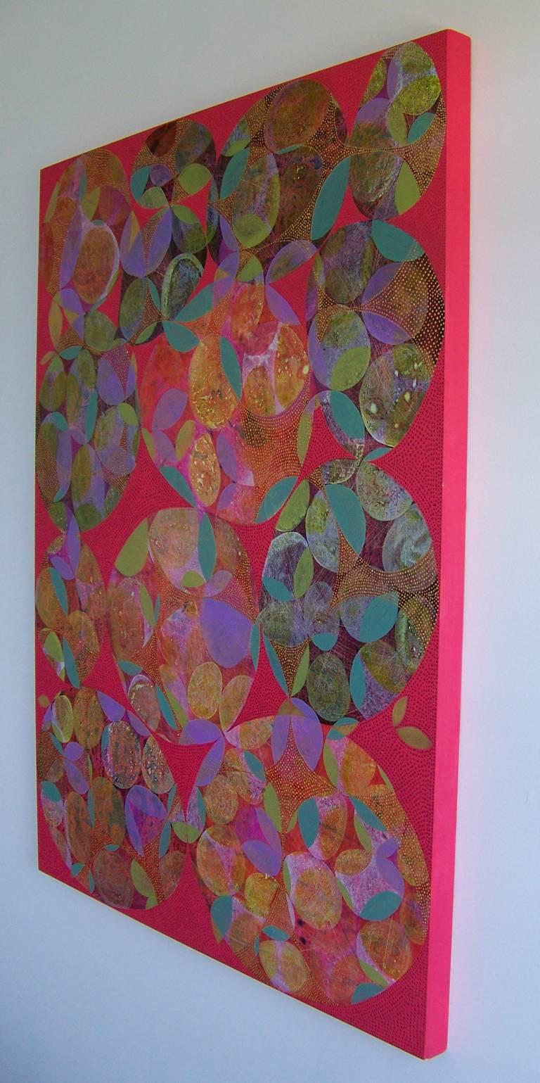 «ntanglement 1 », peinture abstraite, rouge, or, violet, vert, orange, acrylique - Marron Abstract Painting par Denise Driscoll