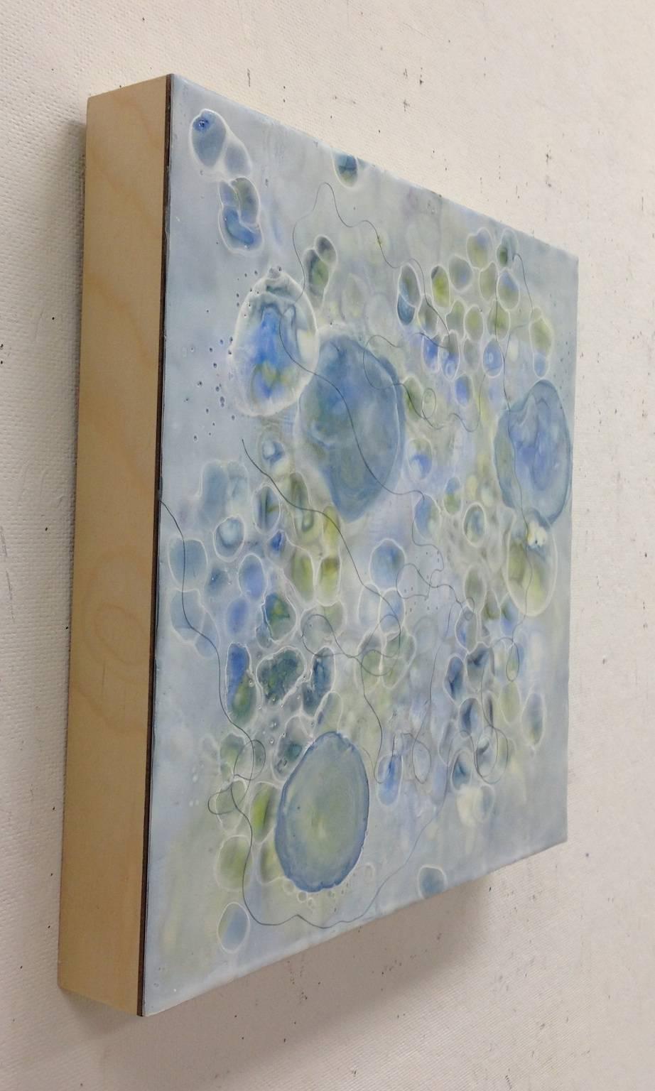 « Bio Flow 3 », microscopique, bleus, verts, blancs, encaustique, pastel, techniques mixtes - Abstrait Mixed Media Art par Kay Hartung