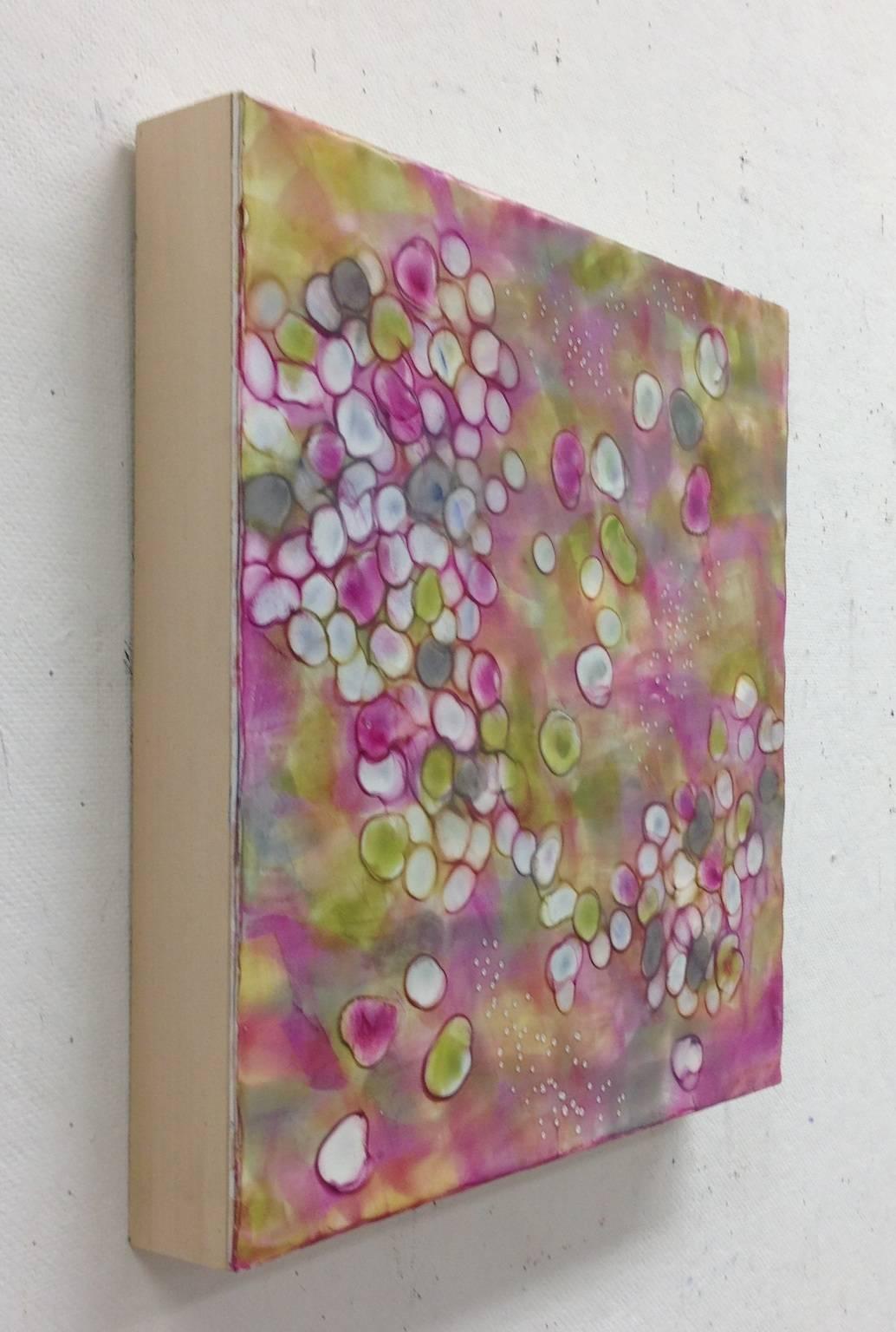 « Bio Flow 4 », abstrait, microscopique, cellules, rose, vert, gris, encaustique, pastel - Painting de Kay Hartung