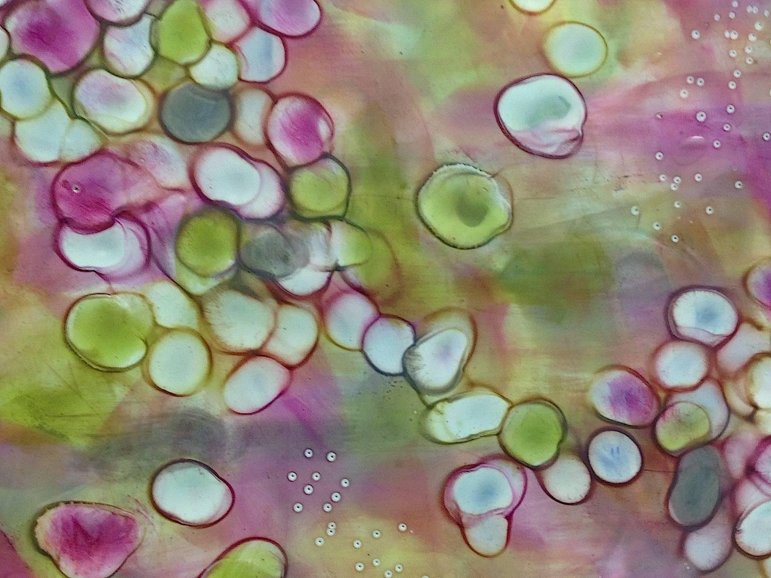 « Bio Flow 4 », abstrait, microscopique, cellules, rose, vert, gris, encaustique, pastel - Abstrait Painting par Kay Hartung