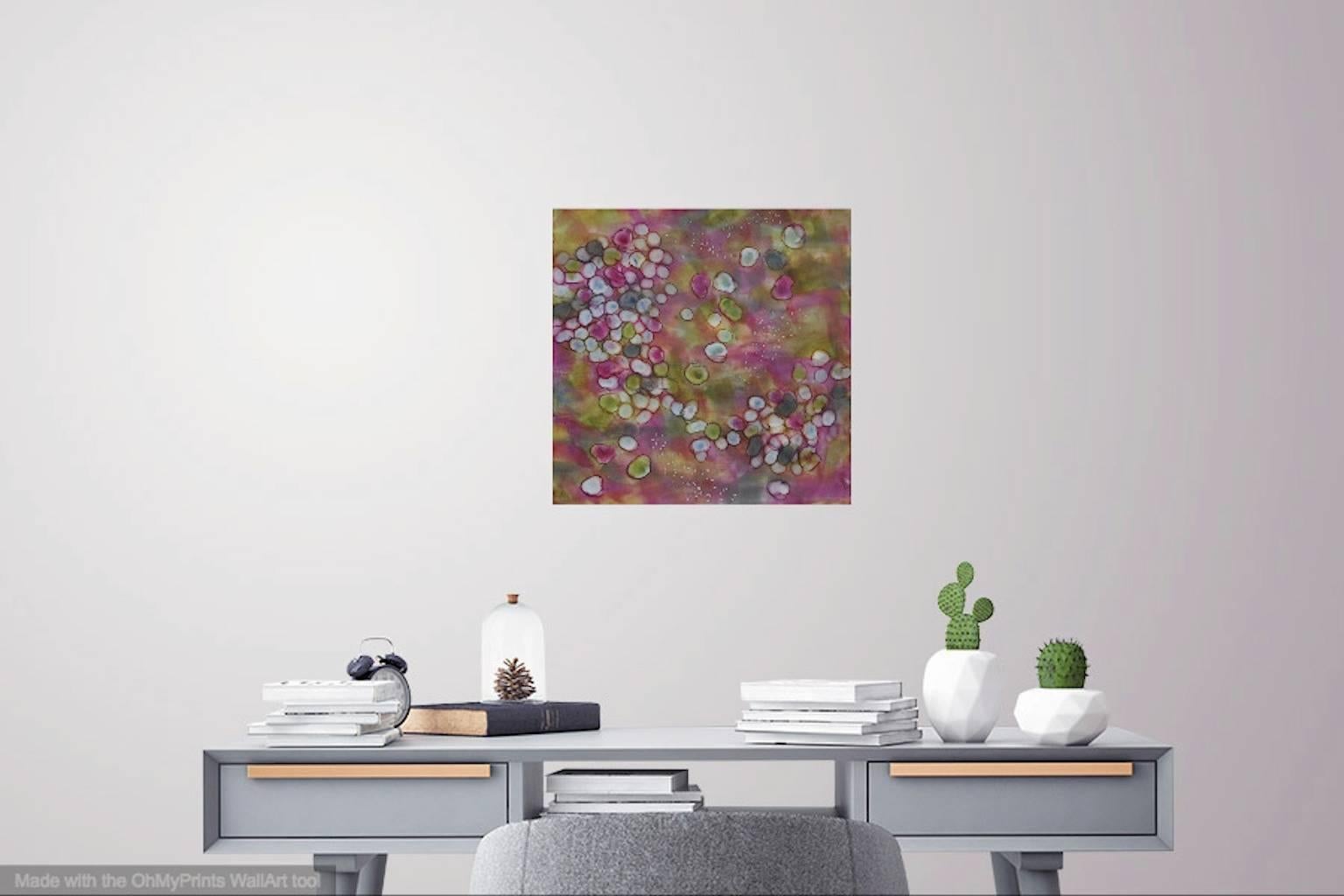 « Bio Flow 4 », abstrait, microscopique, cellules, rose, vert, gris, encaustique, pastel - Marron Abstract Painting par Kay Hartung