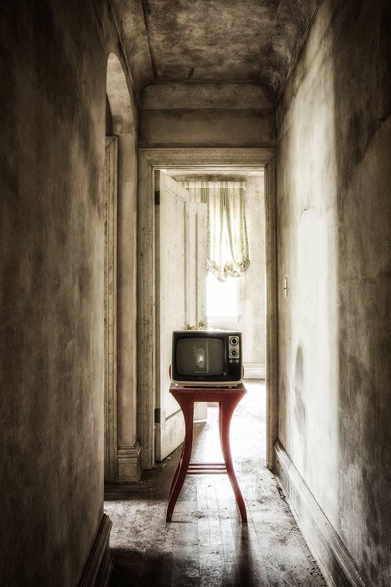 Rebecca Skinner Color Photograph - "Showtime #2", abandoned, television, tv, hallway, beige, red, color photograph