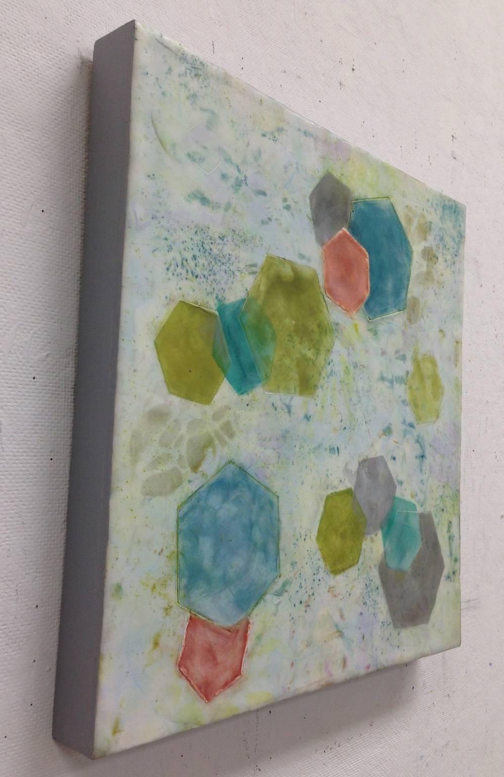 « Bio Patterns 5 », abstrait, microscopique, vert, bleu, gris, encaustique, pastel - Abstrait Painting par Kay Hartung