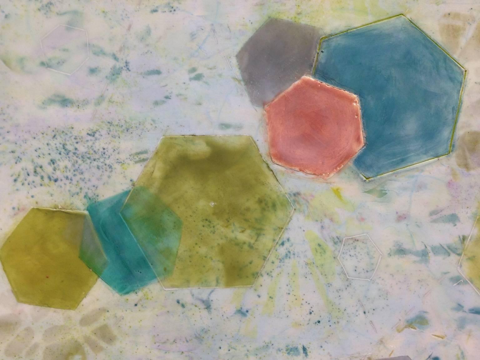 « Bio Patterns 5 », abstrait, microscopique, vert, bleu, gris, encaustique, pastel - Painting de Kay Hartung