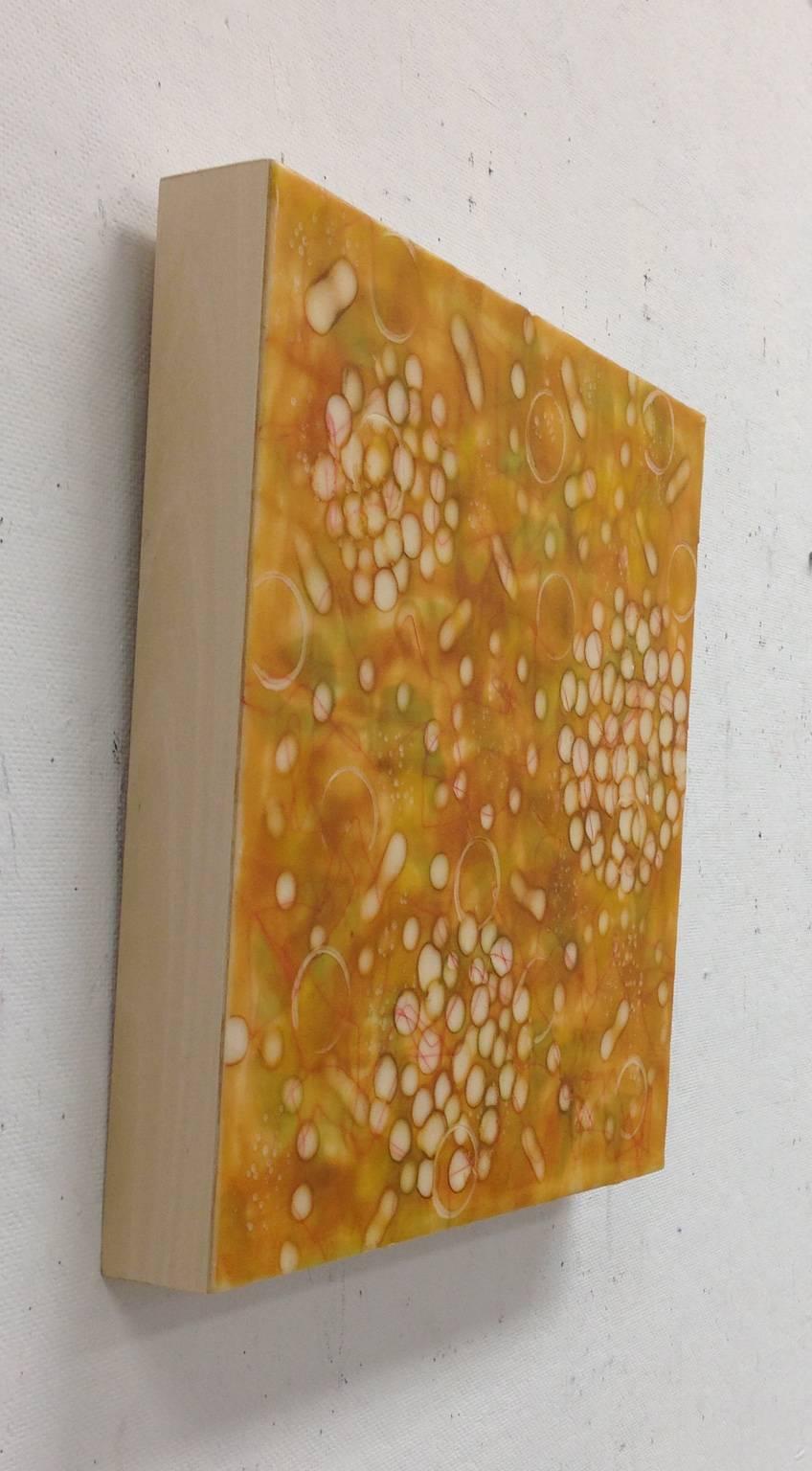 « Bio Fusion 9 », abstrait, microscopique, jaune, orange, vert, encaustique, pastel - Abstrait Painting par Kay Hartung