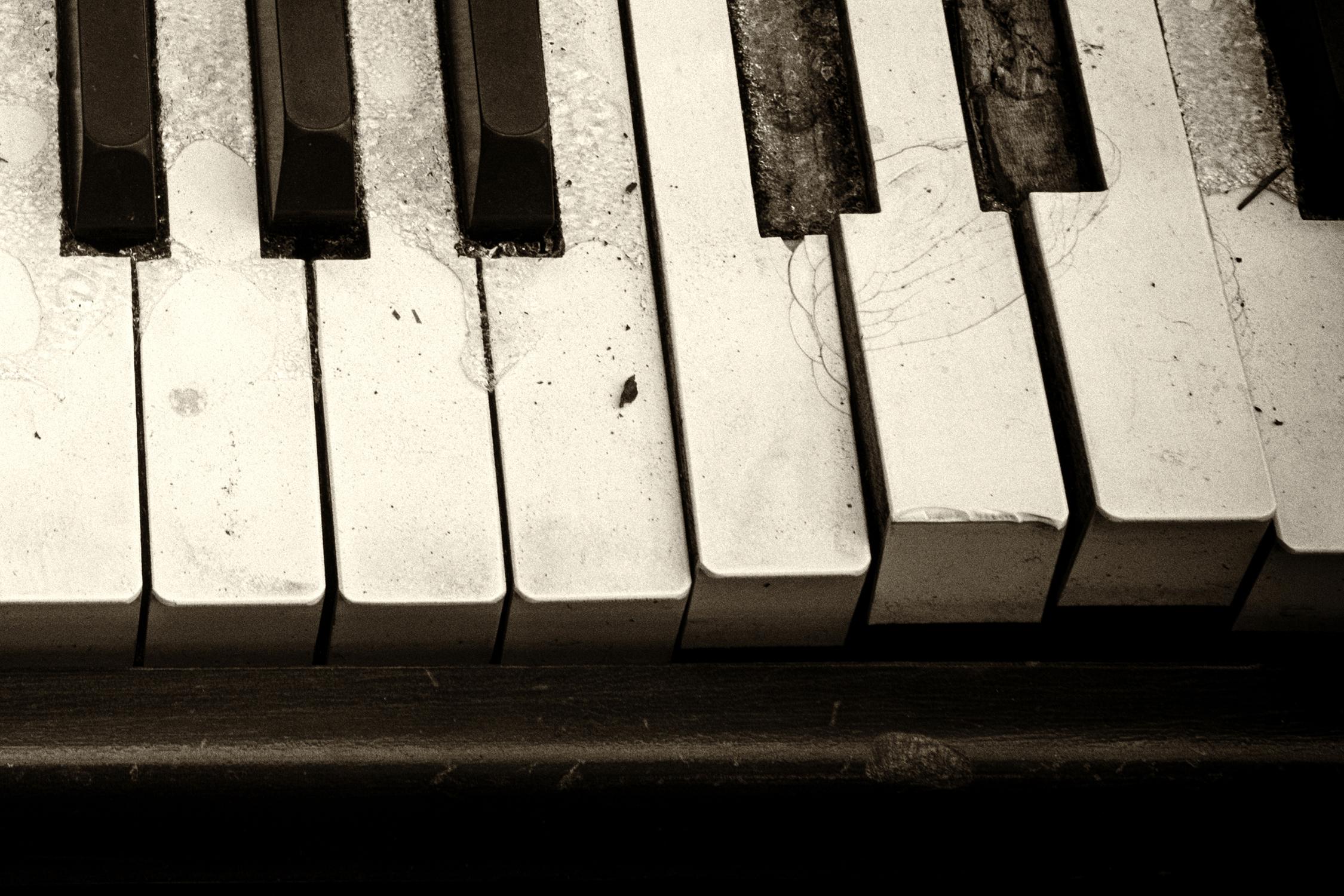 photograph piano