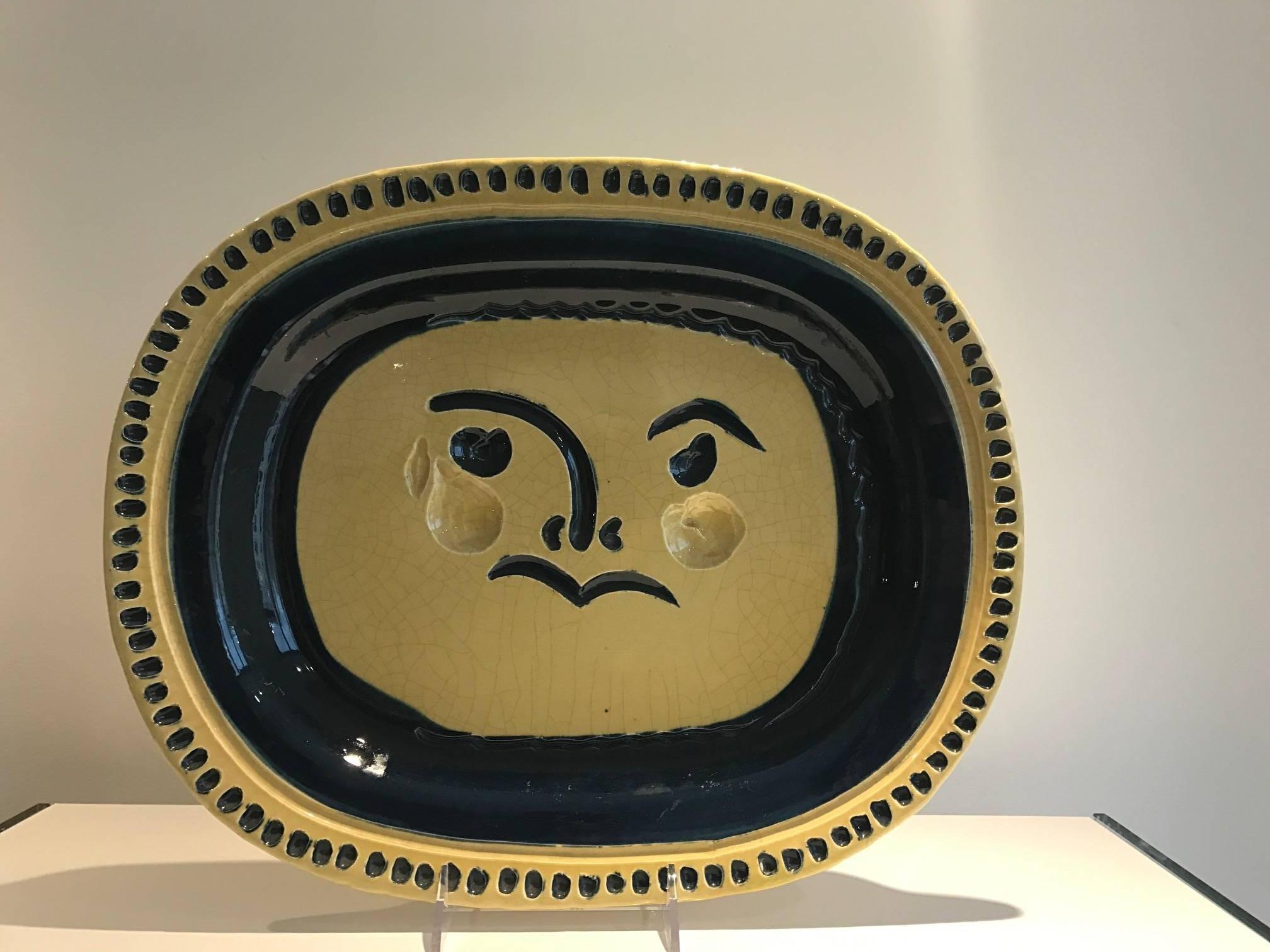 Visage Grave, Fond Grege Picasso Maduoura Ceramic Ramie 29 - Cubisme Sculpture par Pablo Picasso