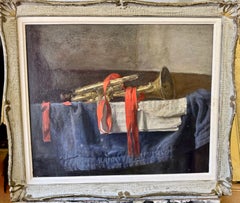 Natura morta impressionista con una tromba, un nastro rosso e un tavolo coperto da una coperta blu