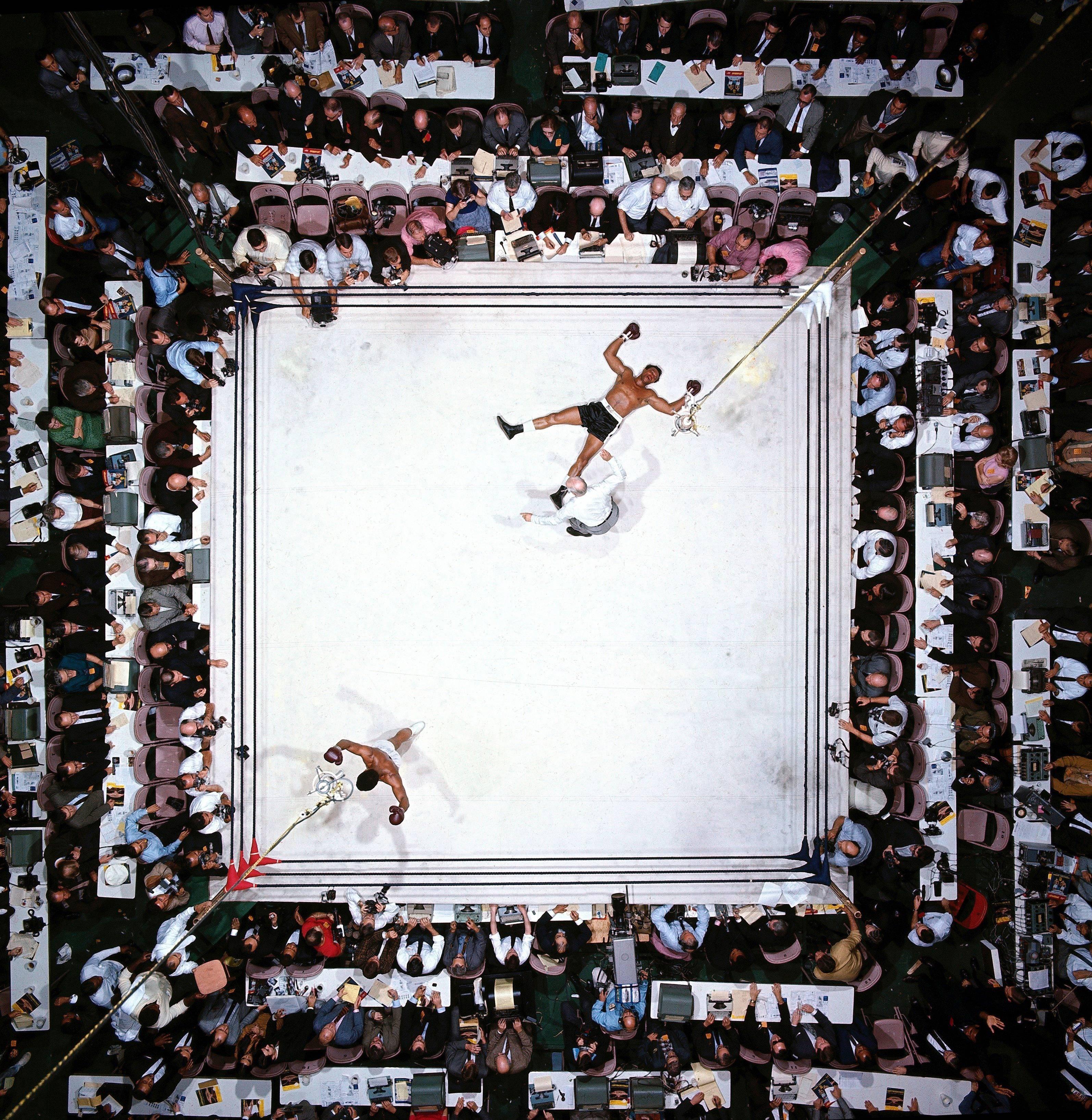 Color Photograph Neil Leifer - Vue aérienne, Muhammad Ali victorieux sur Cleveland Williams, photographie en couleur