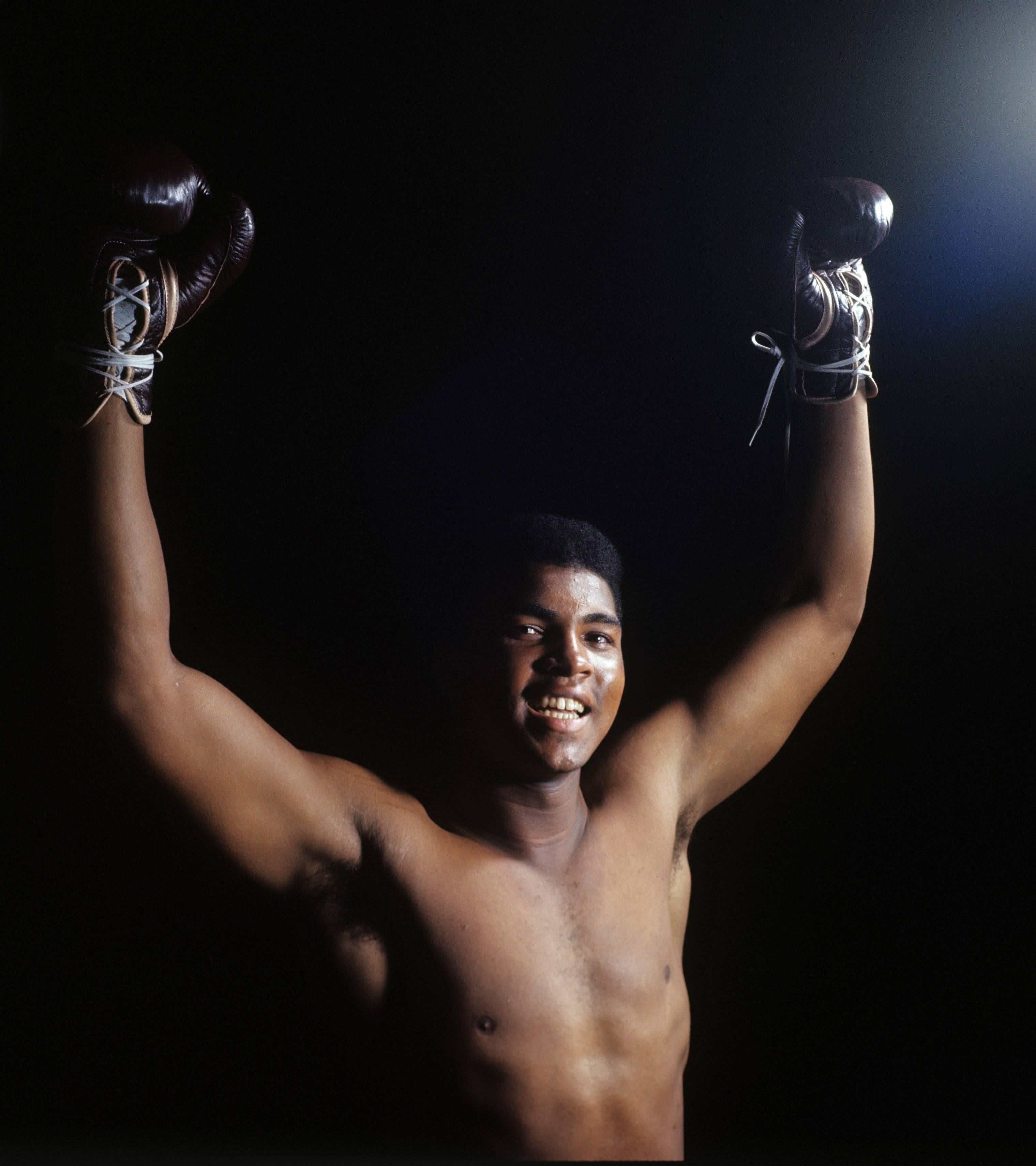 Color Photograph de Neil Leifer - Alí con los brazos en alto, Fotografía en color, Impresión artística, Fotografía deportiva
