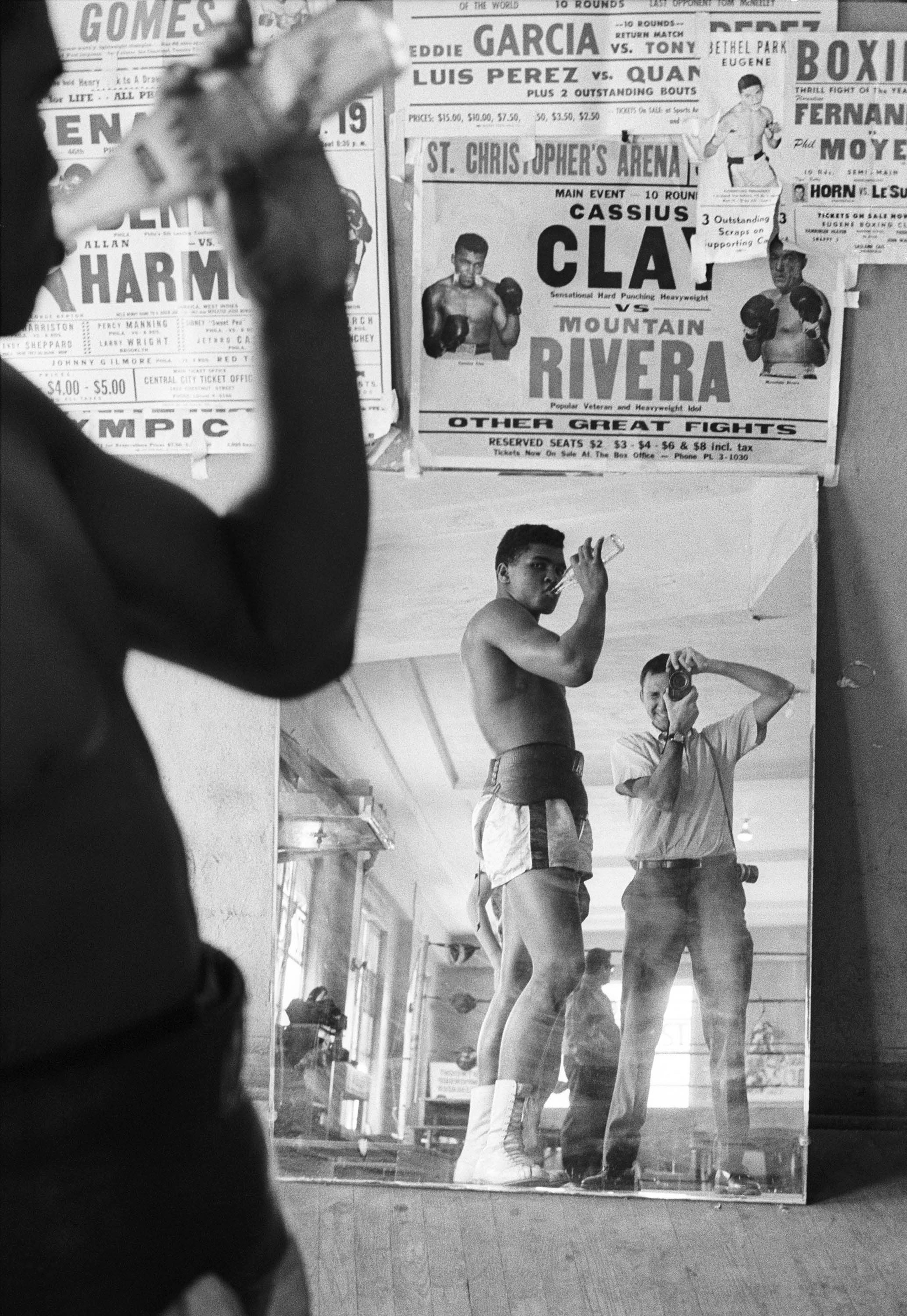 Cassius Clay y Marvin Newman, Gimnasio de la calle 5, Miami 1963
33 x 48 cm (13 x 19 pulg.)
Impresión pigmentada de archivo
Edición de 10 ejemplares

El fotógrafo
Marvin E. Newman (nacido en 1927) fue uno de los primeros en obtener un Máster