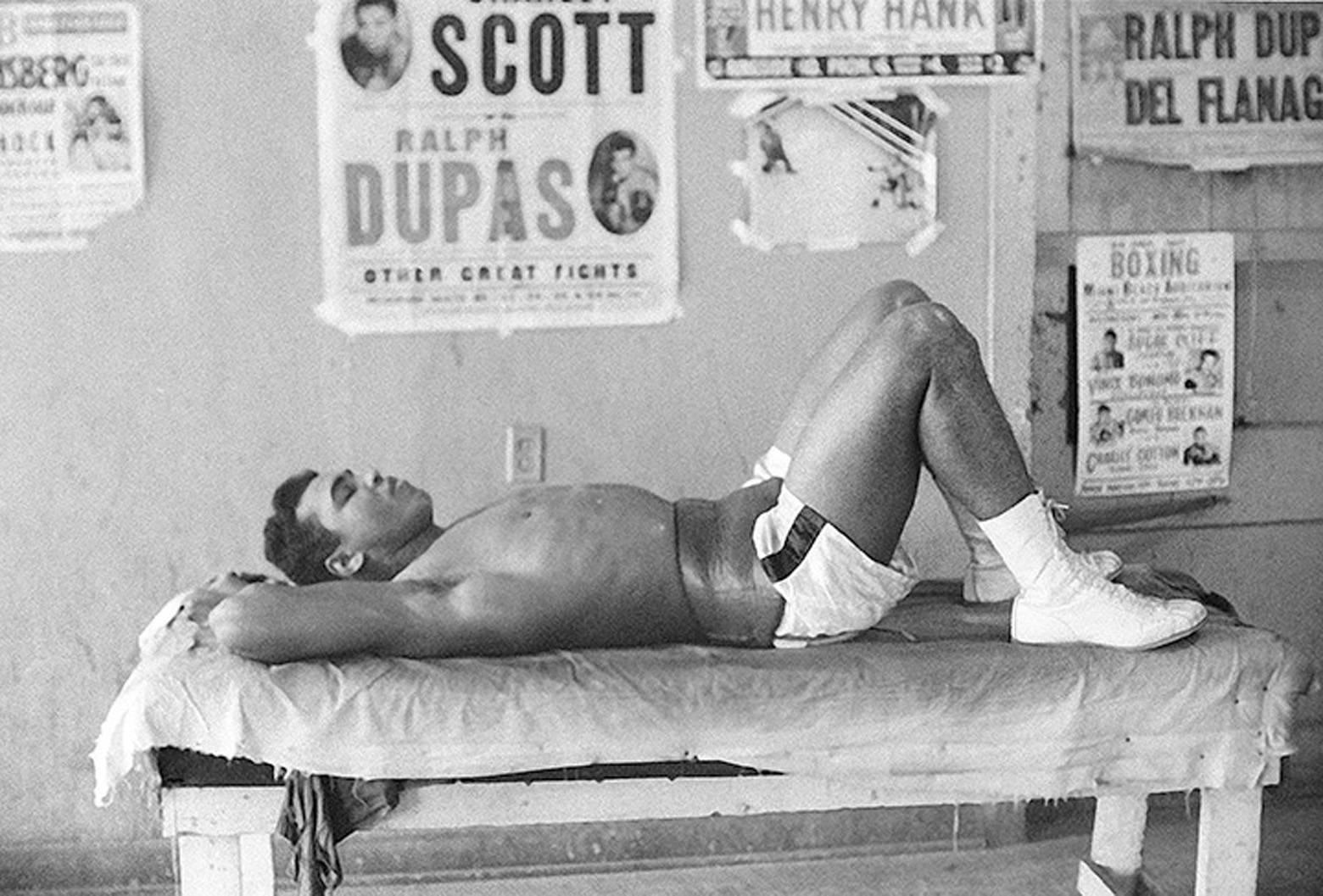 Marvin Newman Black and White Photograph – Cassius Clay ruht sich aus der 5th Street Gym, Schwarz-Weiß-Fotografie, Kunstdruck