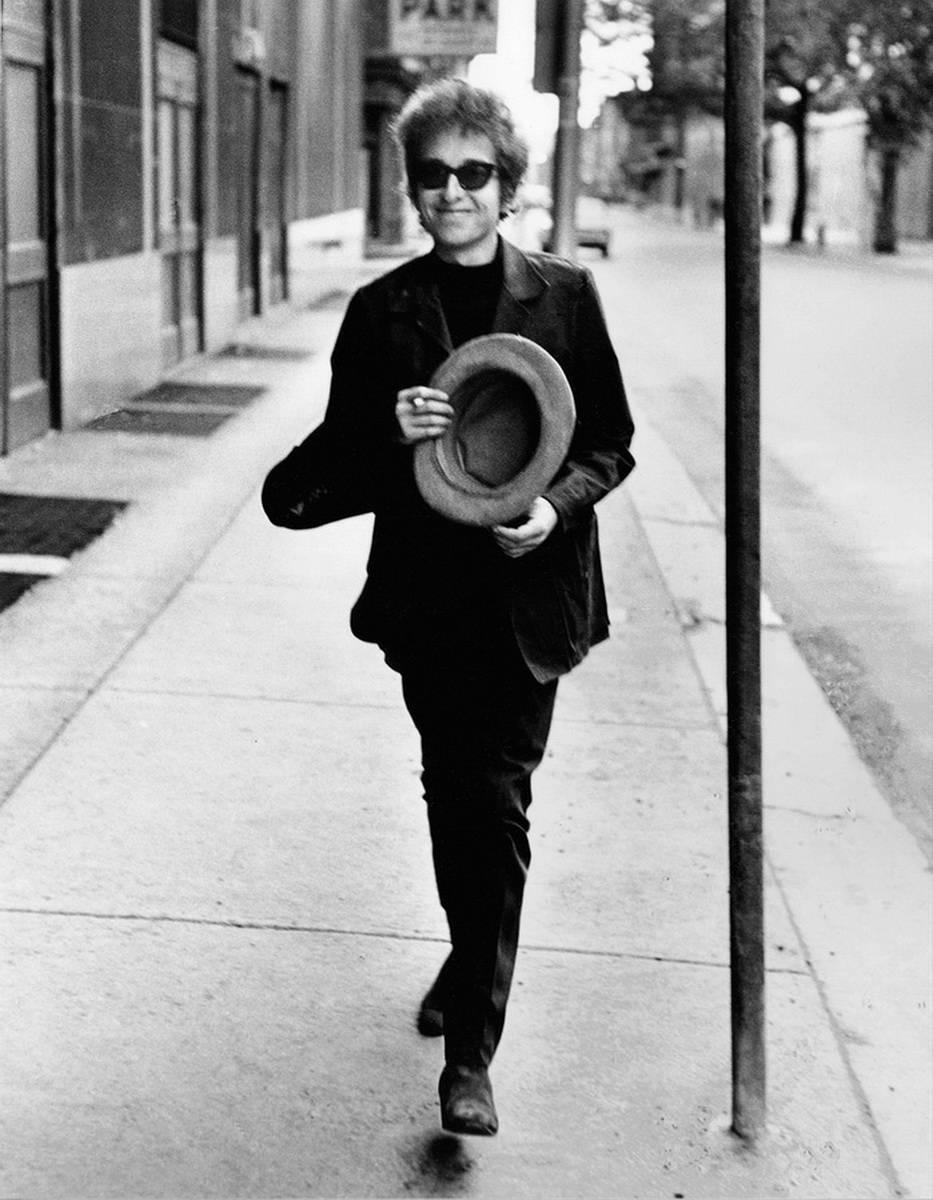 Daniel Kramer Portrait Photograph - Bob Dylan Walking with Top Hat, Philadelphia, PA