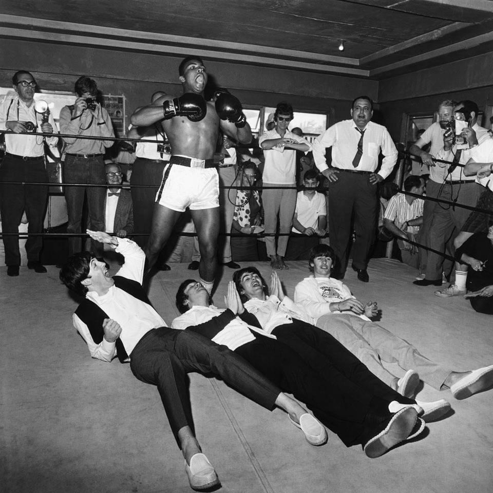 Black and White Photograph de Harry Benson - Cassius Clay y The Beatles, Miami, Fotografía en blanco y negro, Impresión artística