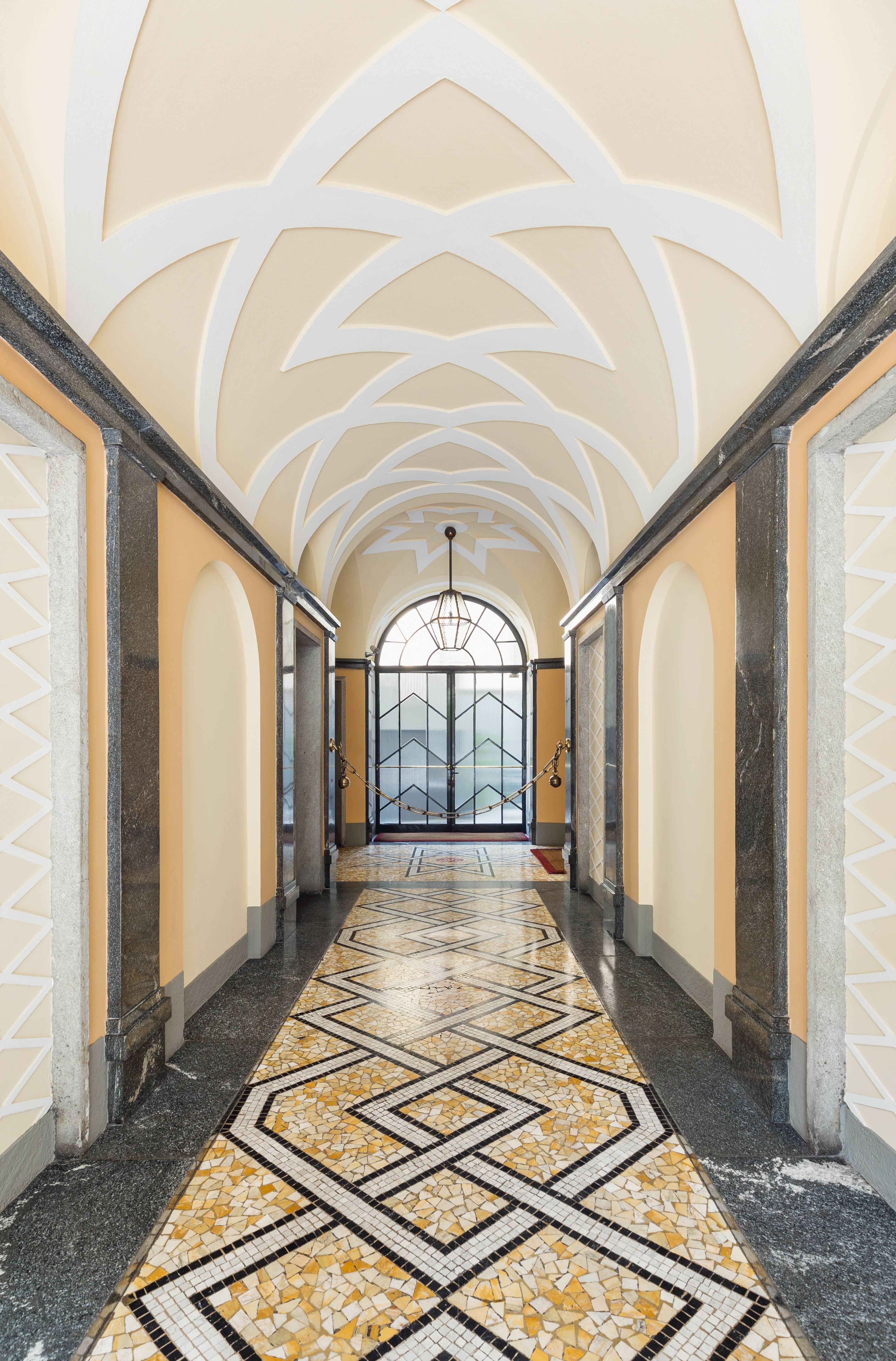 Color Photograph di Delfino Sisto Legnani - Ingressi di Milano. via Mario Giuriati 5 Architettura d'interni Fotografia a colori
