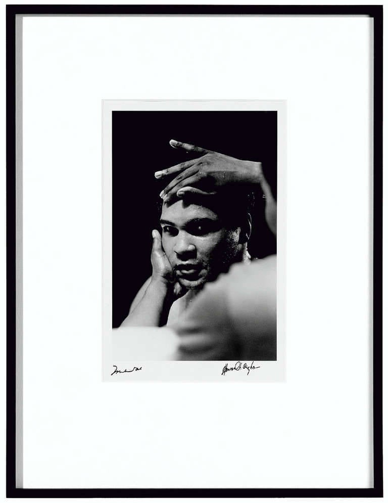GOAT, A Tribute to Muhammad Ali, édition Champ's Photographies noirs et blancs - Gris Black and White Photograph par Jeff Koons