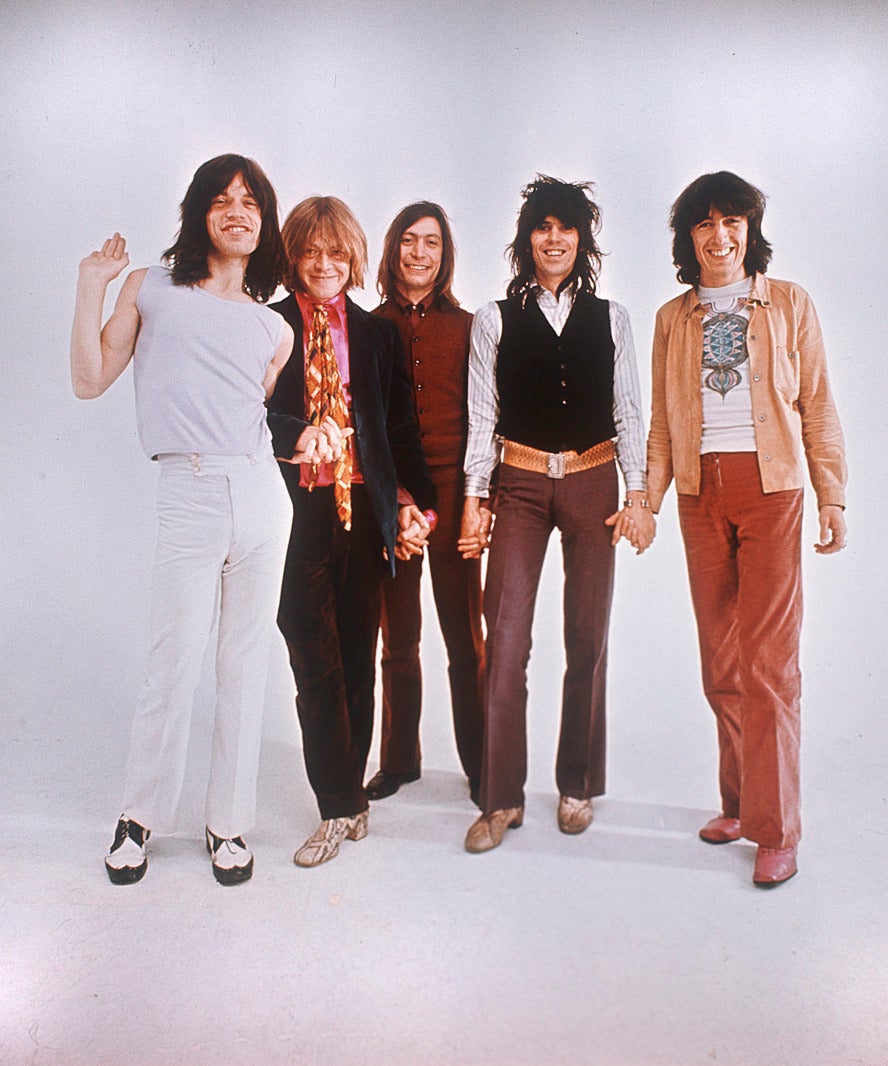 Ethan Russell Portrait Photograph – Die Rolling Stones, die Hände halten