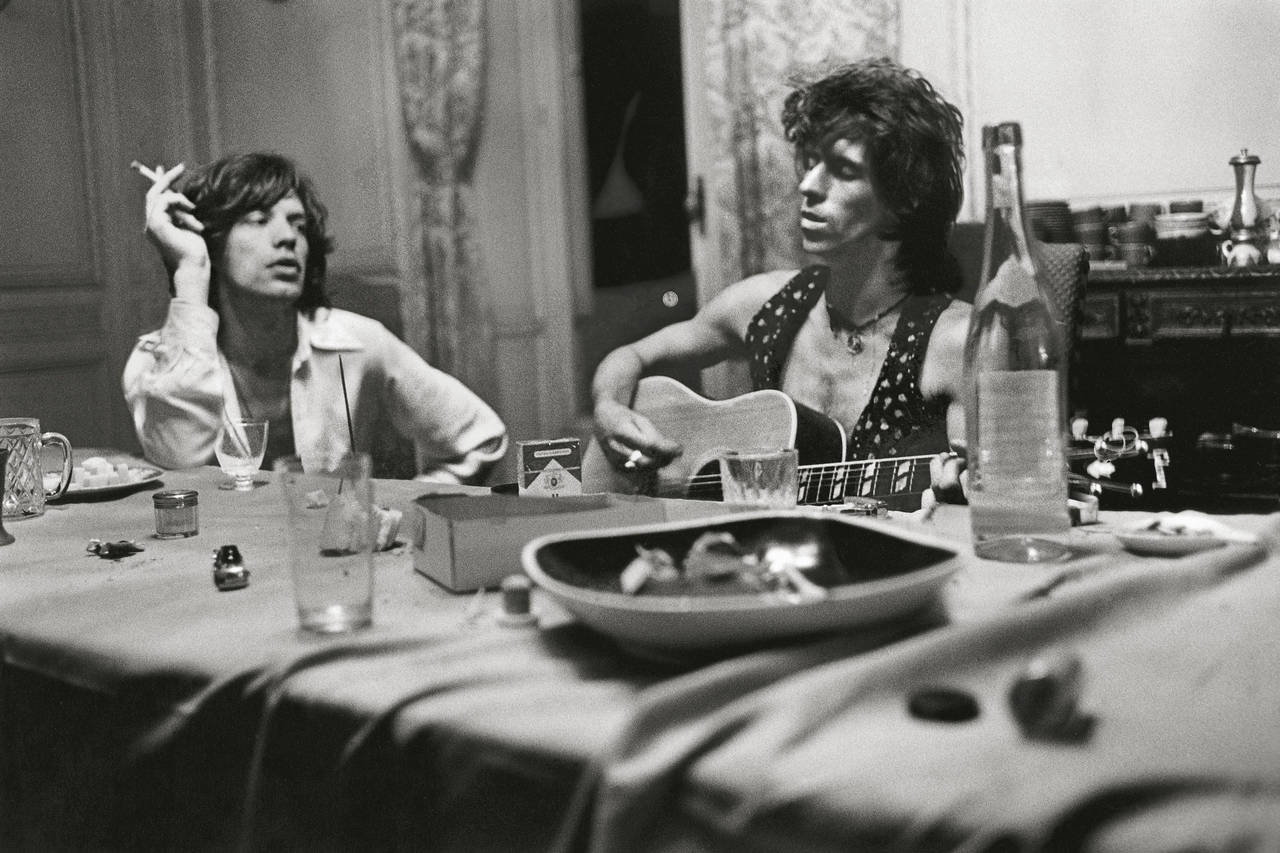 Dominique Tarle Black and White Photograph – Mick Jagger & Keith Richards Esszimmer, Schwarz-Weiß-Fotografie, Kunstdruck