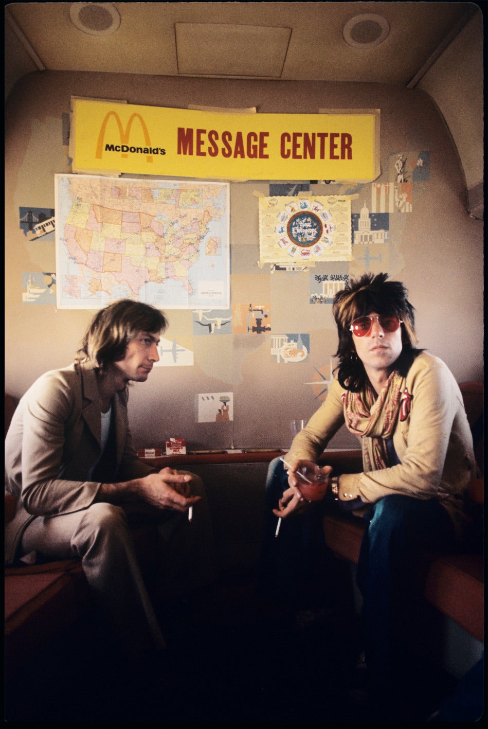 Portrait Photograph de Ethan Russell - Charlie Watts y Keith Richards "Centro de mensajes"