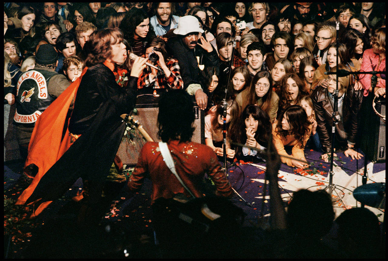 Ethan Russell Color Photograph – Mick Jagger auf der Bühne in Altamont, Dezember