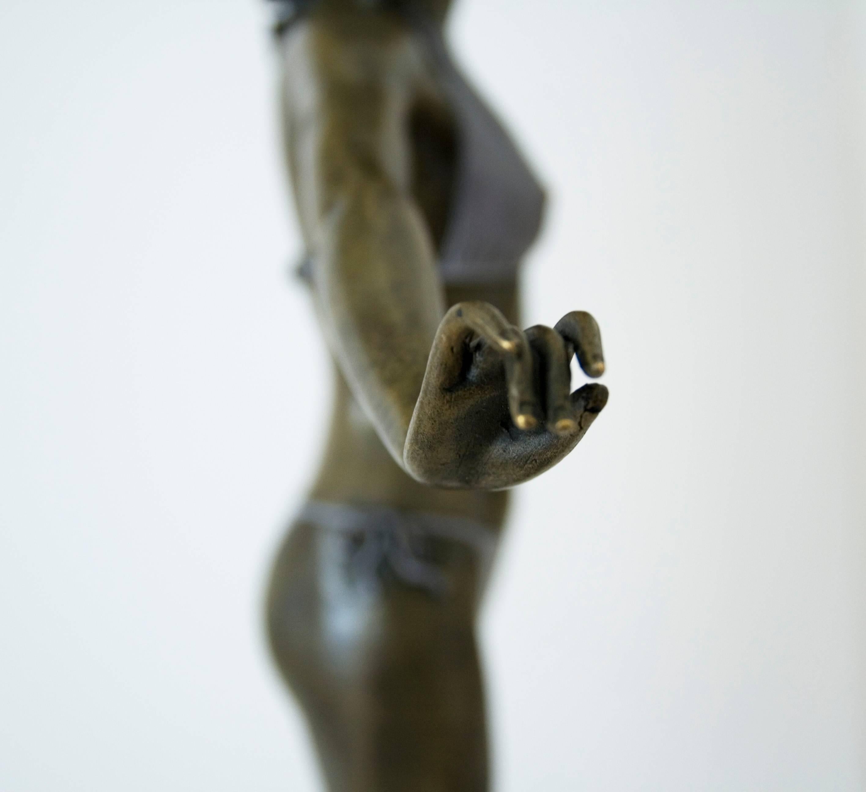 Die Frau steht frontal mit ausgestreckten Armen auf einem herzförmigen Marmorfuß, auf dem der Künstler die Skulptur signiert hat. Ihr Bikini ist mit einer grauen Patina überzogen.

Der Bildhauer Auguste Jules Alphonse Jouant wurde in Paris geboren.