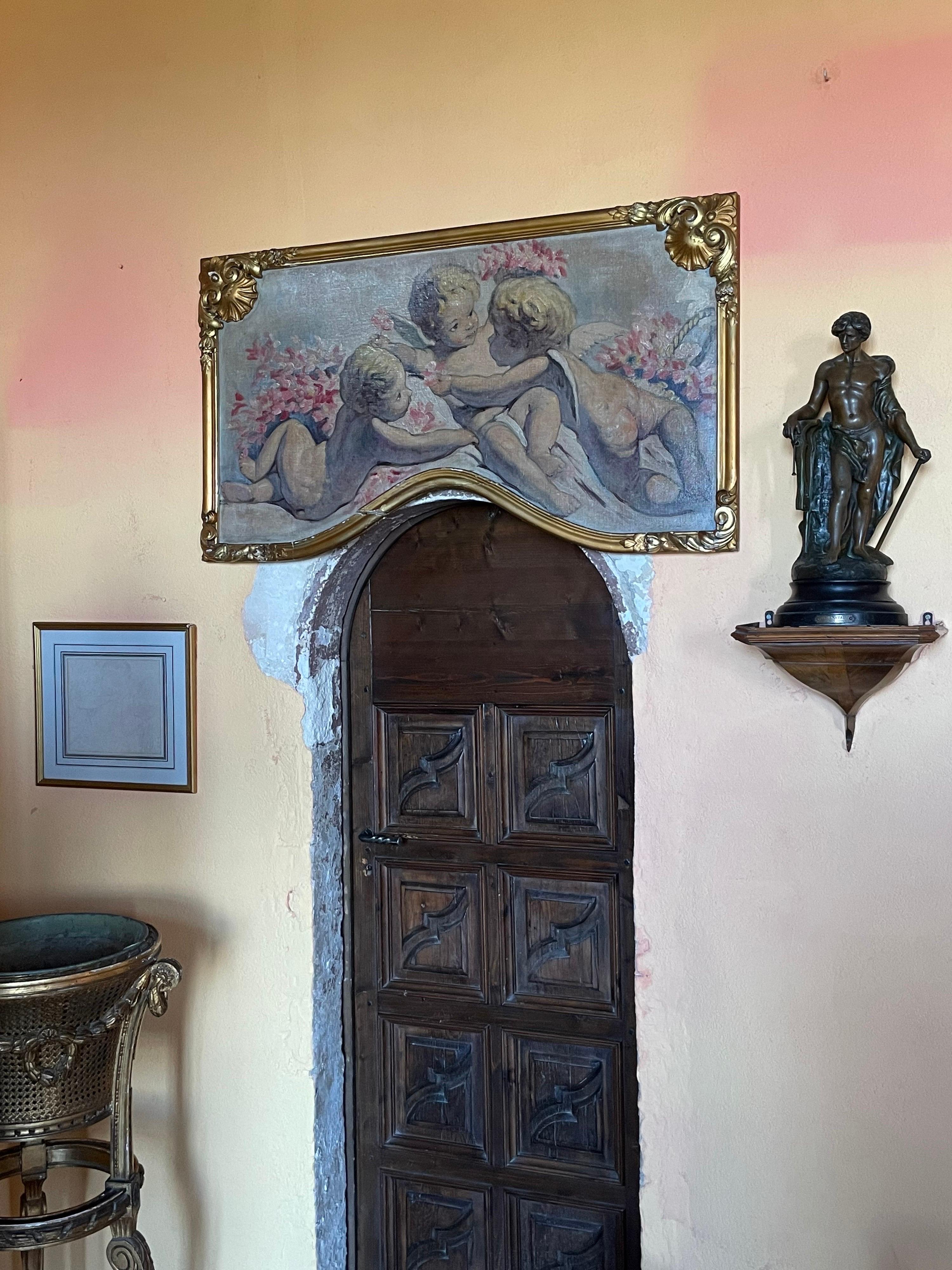 Fine peinture à l'huile rococo française ancienne à volutes représentant un Cherubim jouant - sur porte - Painting de French Rococo