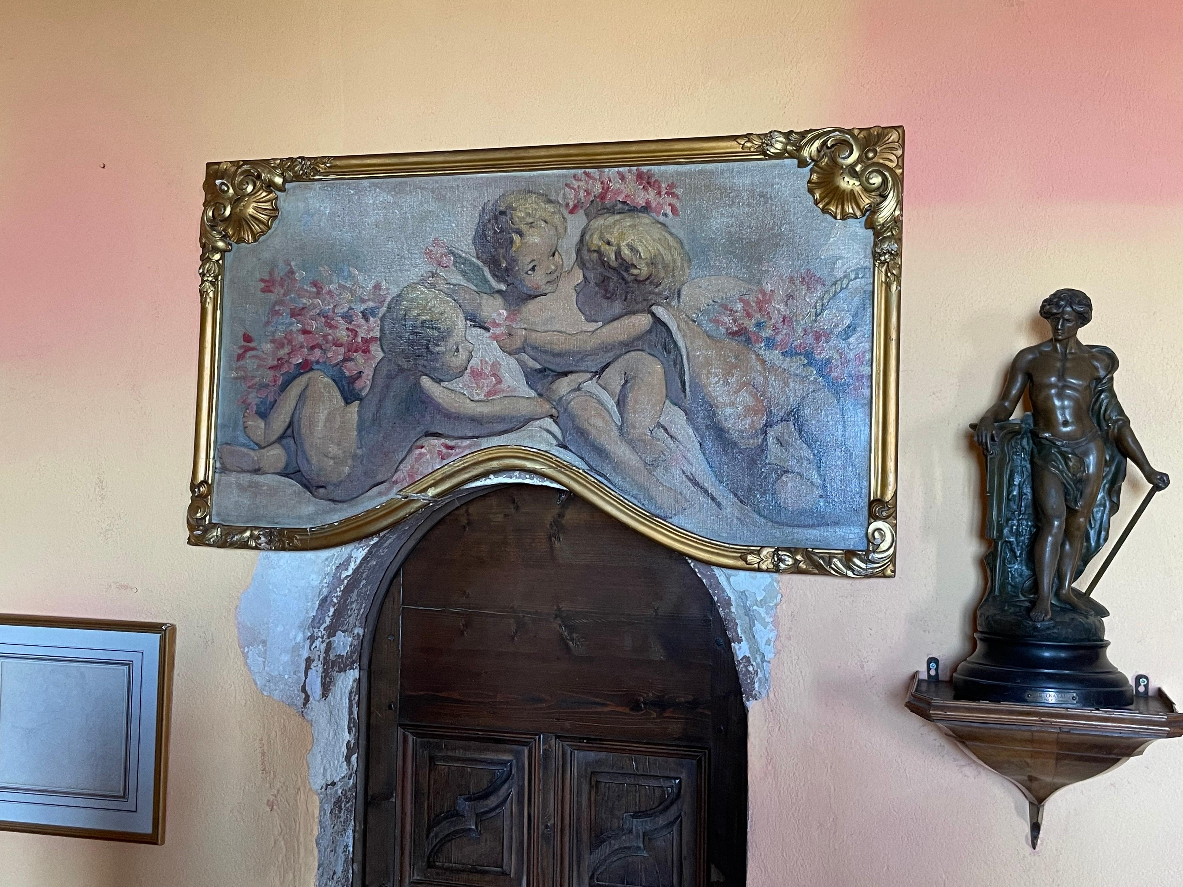 Fine peinture à l'huile rococo française ancienne à volutes représentant un Cherubim jouant - sur porte - Rococo Painting par French Rococo