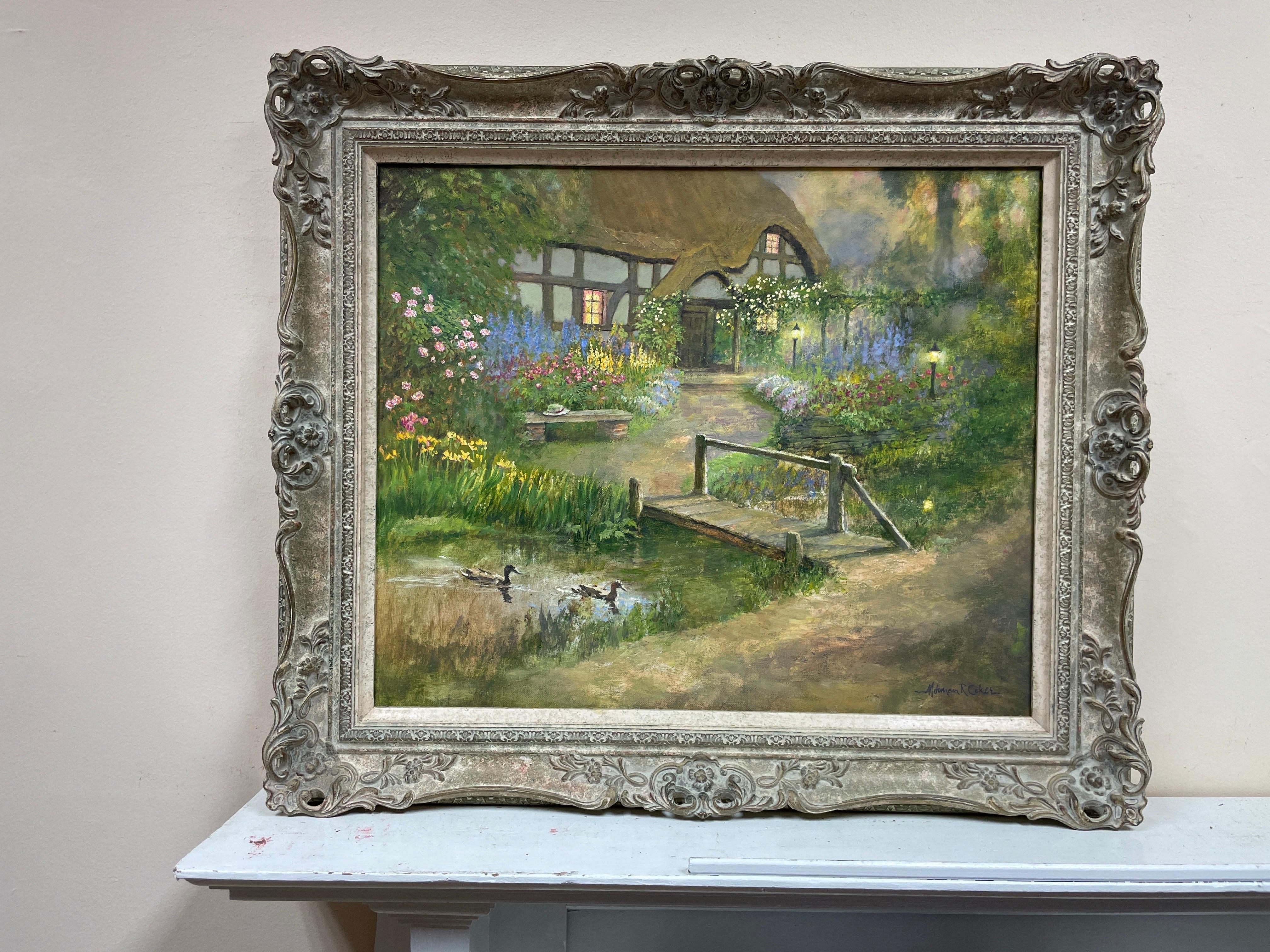 Grande peinture  l'huile impressionniste britannique d'un cottage de campagne, fleurs et canards - Painting de Norman Coker