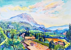 Paysage de montagne provençal estival et lumineux, avec des cyprès et un village