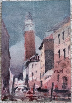 Campanile veneziano che svetta su un canale con un ponte e edifici storici