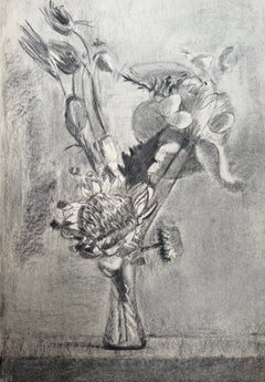 Französisches modernistisches Kohle-Stillleben mit Blumen und einer hohen Vase auf einem Tisch