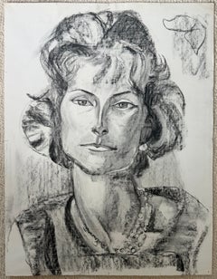 Französisches Porträt einer eleganten Frau im Stil der Moderne mit Halskette und gewelltem Haar