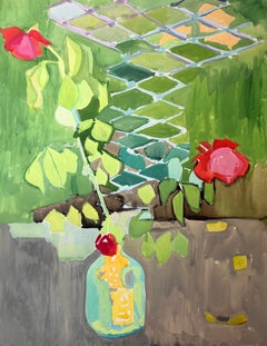« Roses rouges dans un vase dans un jardin lumineux » – Nature morte française des années 1950, peinture à la gouache