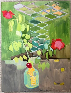 « Roses rouges dans un vase dans un jardin lumineux » – Nature morte française des années 1950, peinture à la gouache