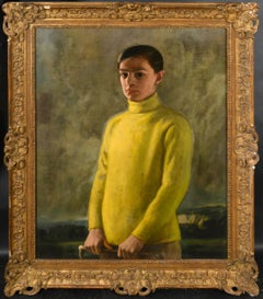 Magnifique portrait aristocratique anglais des années 1920 représentant un jeune garçon vêtu d'un pull jaune et tenant une cravache de chasse