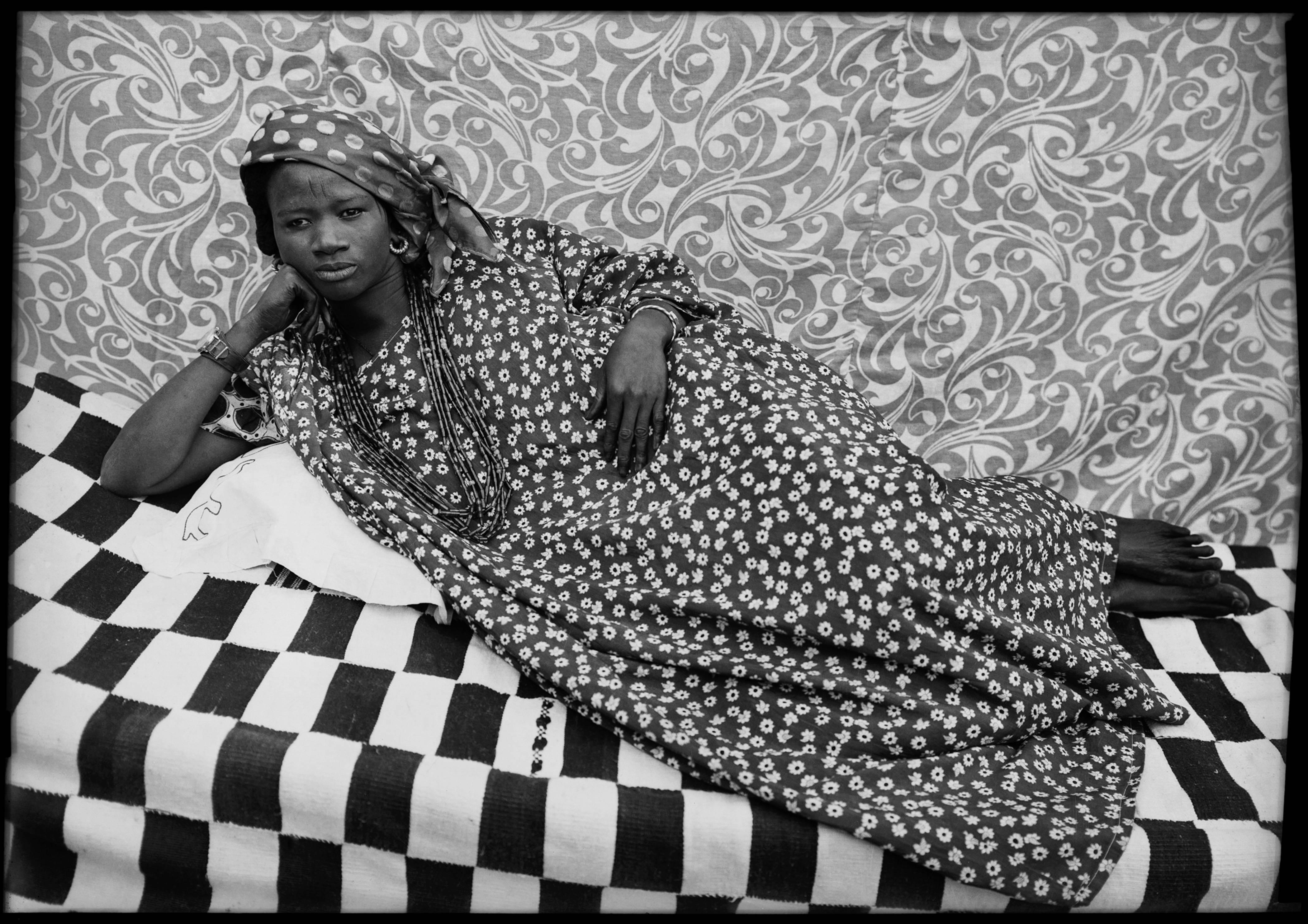 Untitled - Photograph by Seydou Keïta