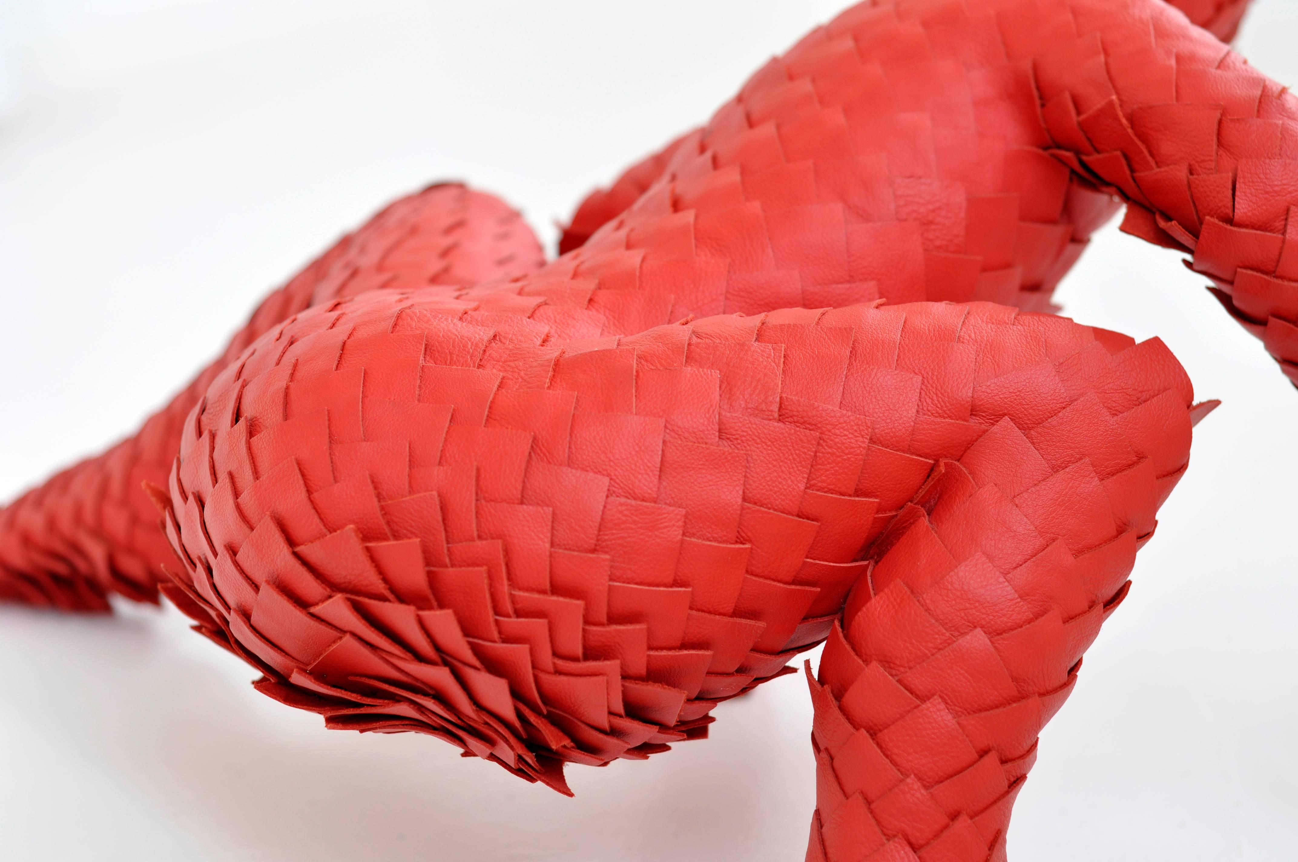 Red leather sculpture. Dutch art. Hand crafted, unique sculpture. - Modern Sculpture by Sabi van Hemert