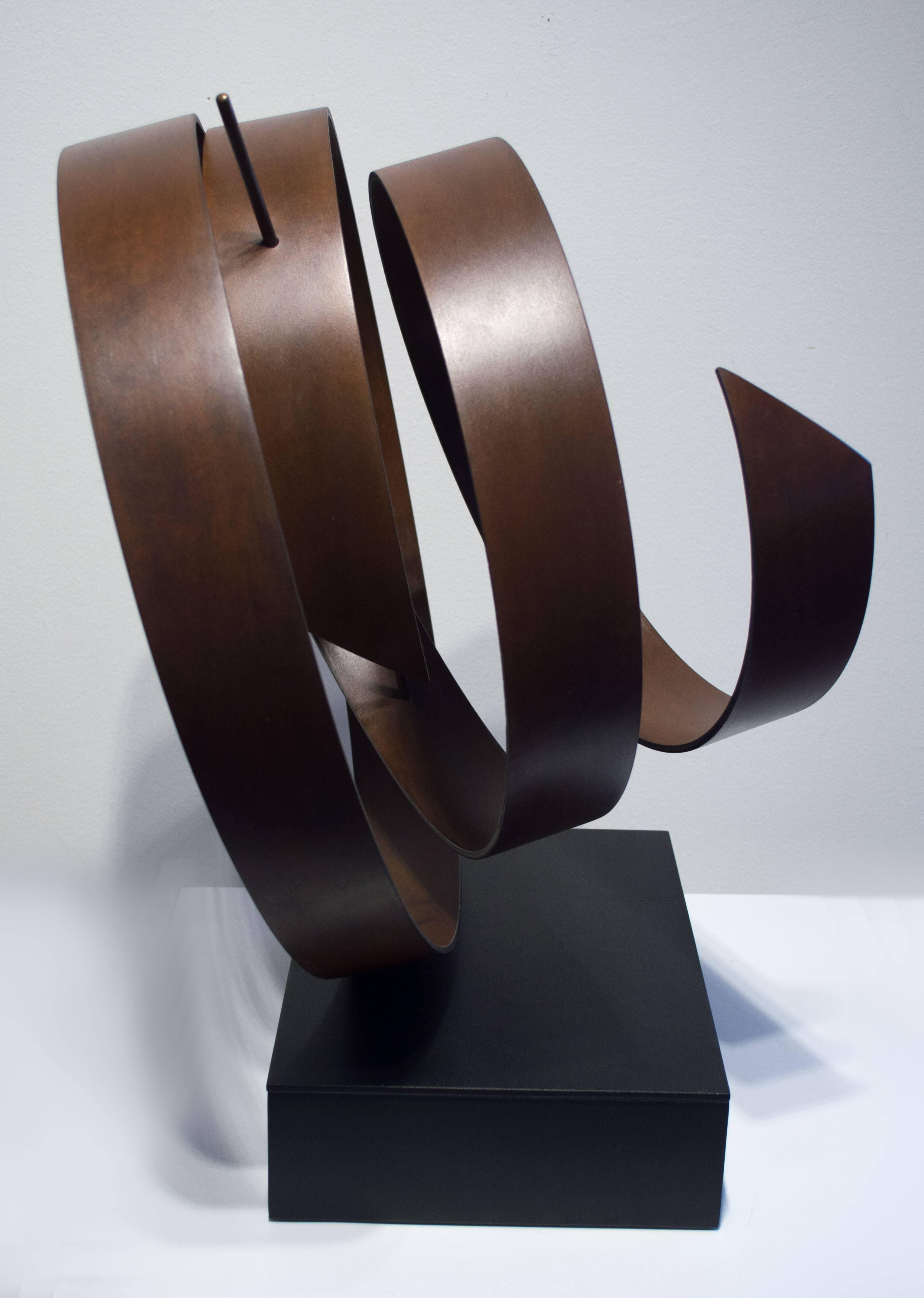 Olympiade. Handgefertigter Stahl mit Patina, Bronzestab. Einzigartig, ein Unikat.
19 x 19 x 14
