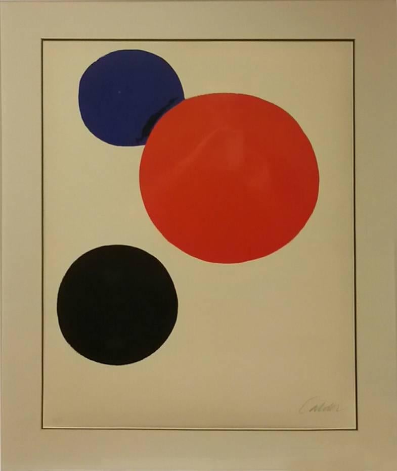 Alexander Calder Abstract Print - Cercles Noir, Rouge, Bleu 