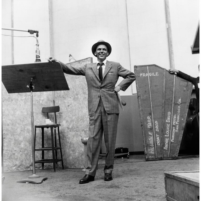 Black and White Photograph Sid Avery - Frank Sinatra lors d'une séance d'enregistrements pour les disques du Capitole à Los Angeles