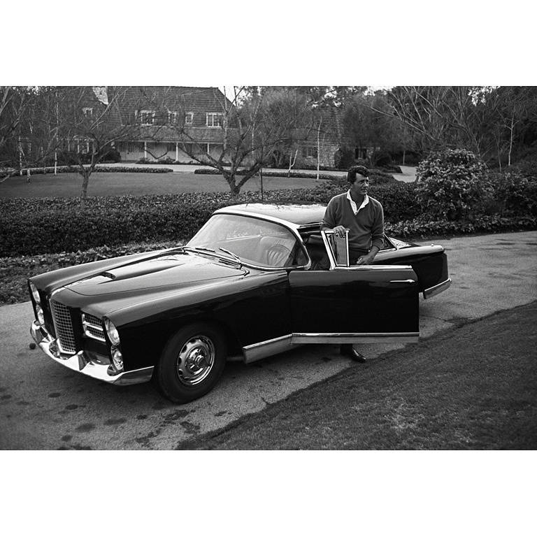 Black and White Photograph Sid Avery - Dean Martin et sa chaise Facel Vega HK500 dans l'autoroute de sa maison de Beverly Hills