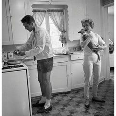 Paul Newman et Joanne Woodward dans la cuisine de leur maison de Beverly Hills