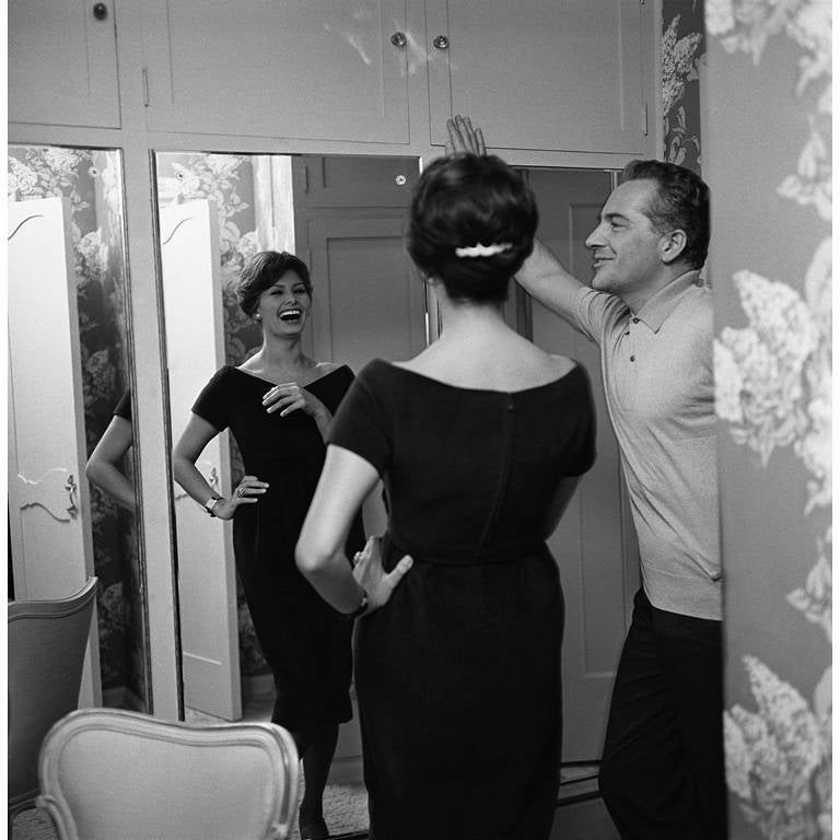 Black and White Photograph Sid Avery - Rossano Brazzi & Sophia Loren at Home dans sa maison de Beverly Hills, en Californie